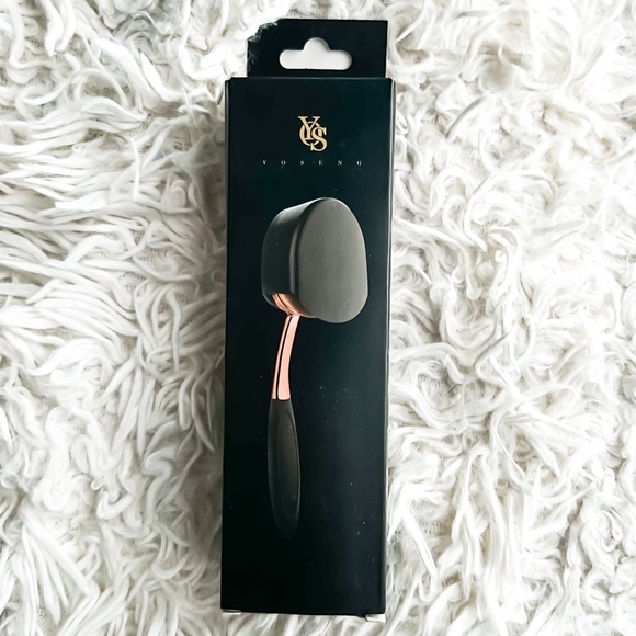 Large Rose Gold Foundation Dust Free Oval Makeup Brush - Picture 3 of 8